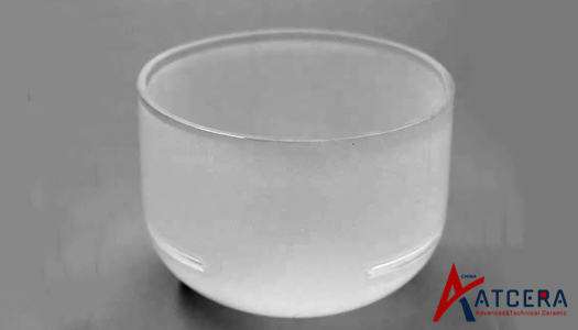 Como a microestrutura do cadinho de quartzo afeta sua resistência ao choque térmico?