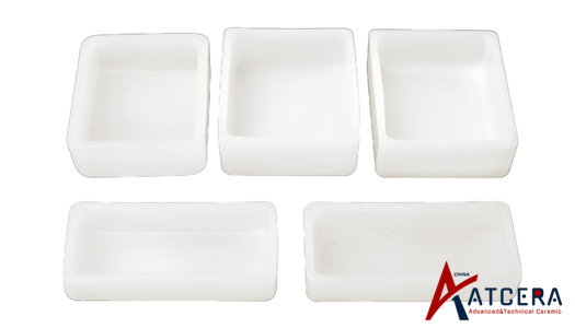 Qual material de cadinho é melhor para aplicações em alta temperatura: quartzo, alumina, zircônia ou grafite?