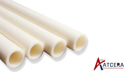 Como os tubos cerâmicos de alumina com 99,7% de alta pureza melhoram as aplicações em fornos de alta temperatura?